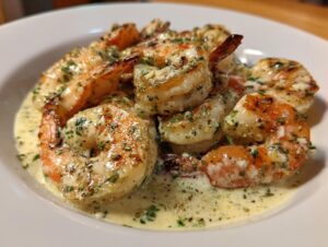 Plump shrimp coated in a rich, creamy garlic butter sauce and sprinkled with parsley, showcasing the easy creamy garlic butter shrimp.